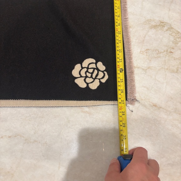 MOBAAK 2025 Autumn-Winter Beige & Black Camellia Scarf Shawl. NWOT - Picture 8 of 8